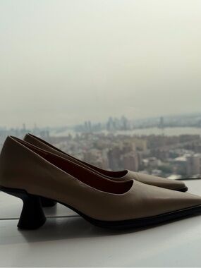 Vagabond Shoemakers Beige Leather Pointed Toe Pumps Kitten Heel US 9